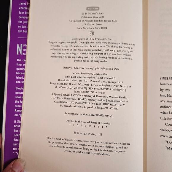 Look Alive Twenty-Five: A Stephanie Plum Novel by Janet Evanovich - Picture 4 of 7